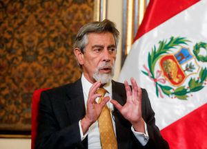 Nuevo presidente de Perú anuncia reforma a la policía tras represión y muerte de manifestantes