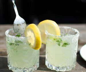 Descubra os benefícios de beber água com limão diariamente