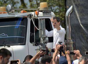 En medio de un clima de tensión y con enfrentamientos en la ciudad de Ureña, Guaidó asegura que comenzó a ingresar ayuda humanitaria a Venezuela