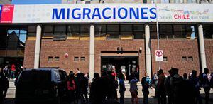 Vocero del Movimiento de Acción Migrante enfurecido con decreto de Piñera que exige visa a extranjeros: es "racista y xenófobo"