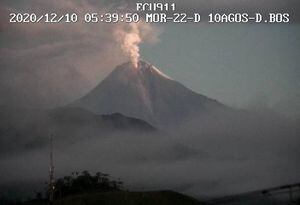 Registran leve caída de ceniza del volcán Sangay en los cantones Guamote y Chunchi