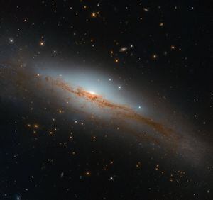 Telescópio Hubble da NASA capta impressionante registro de galáxia super distante