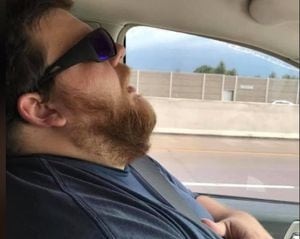 Viral: Hombre se quedó dormido en el auto y los memes no lo perdonaron