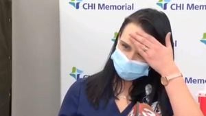 Una enfermera se desmaya tras recibir vacuna de Pfizer