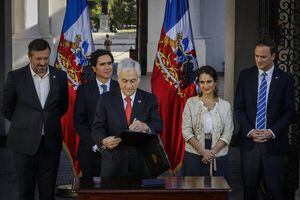 Aseguró que lo hará "personalmente": Piñera anuncia que visitará junto a ministros "a los civiles que han sido víctimas de la violencia"
