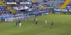 Sobreviviente del Chapecoense marcó su primer gol tras el accidente y así lo celebró