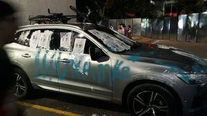 (Foto) Denuncian abuso de profesor de universidad y rayan carro de rector por no despedirlo