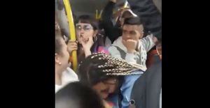 El colmo: jóvenes fumaron marihuana dentro de un bus de TransMilenio
