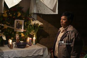 Familiares velan fotos de migrantes, supuestas víctima de masacre en Tamaulipas