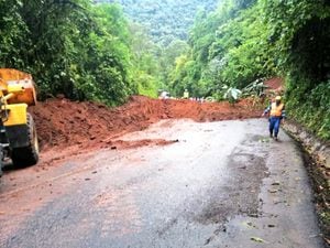 Estado de las vías del Ecuador: deslizamientos de tierra en la Calacalí- Nanegalito y Alóag-Santo Domingo