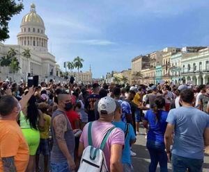 Manifestaciones sin precedentes estallan en Cuba