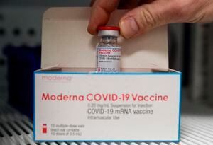 OMS aprueba el uso de la vacuna de Moderna contra el COVID-19