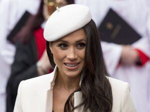 Meghan Markle lleva el vestido tipo camisón verde oliva perfecto para estilizar la figura