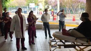 Entre aplausos despiden a paciente que superó al coronavirus en Aguascalientes