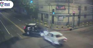 VIDEO. Dos vehículos protagonizan fuerte choque en la zona 12