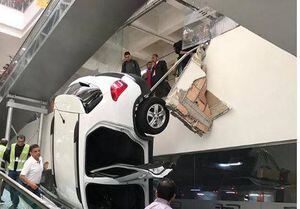 Cae carro de un piso a otro en centro comercial de Bogotá