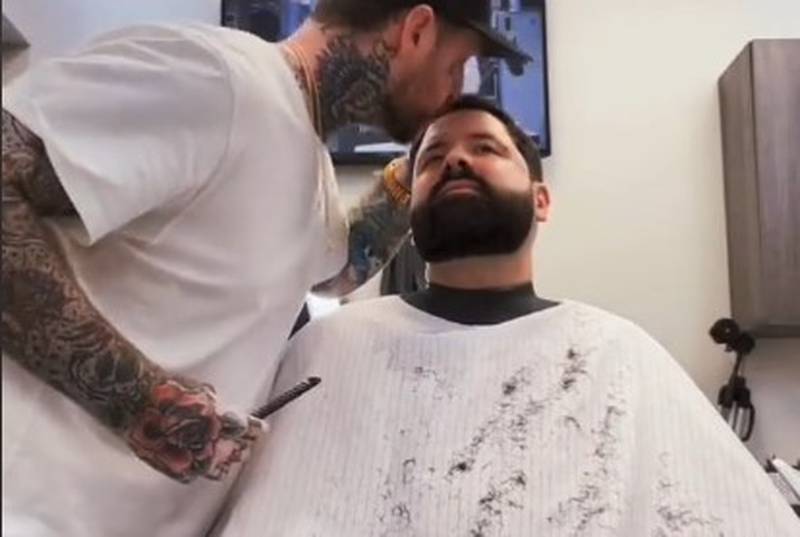 Barbero es viral por besar en la frente a sus clientes