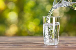 Agua: ¿Cuánta se debe consumir al día realmente?