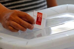 La nueva idea del ministro Paris para el plebiscito: vocales de mesa "recuperados" para atender a votantes con covid-19