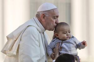 Papa desata la polémica: Francisco comparó el aborto con "contratar a un sicario para resolver un problema"