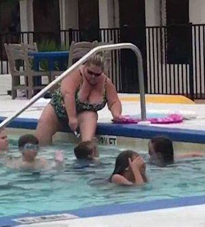 No pensó en los niños: el asqueroso momento en que turista se afeita las piernas en la piscina del hotel que se transformó en viral