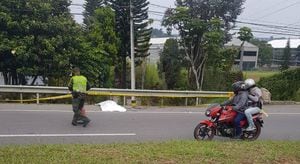 Conductor de camión atropelló a dos ciclistas en la autopista Medellín - Bogotá