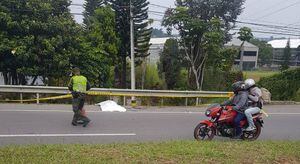 Conductor de camión atropelló a dos ciclistas en la autopista Medellín - Bogotá