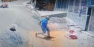 Vídeo registra homem saltando de bicicleta para salvar bebê em andador desgovernado
