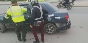 (VIDEO) Hombre prefirió destrozar su carro para que Policía no lo montara a la grúa
