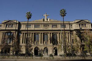 Estudiante denuncia desamparo de U. Católica en caso de abuso sexual: "A nadie le importó que perdí el semestre"