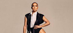 Jennifer Lopez presume sus curvas en un sensual vestido transparente con lentejuelas