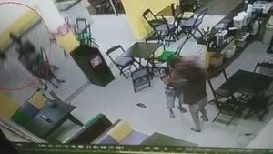 VÍDEO: Homem é flagrado agredindo brutalmente ex-namorada no trabalho e mesmo assim é solto