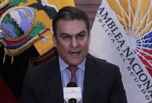 José Serrano dice que tiene COVID-19 y es tratado en Cuenca