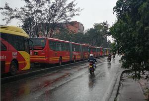 Hombre se cepilló los dientes en plena estación de TransMilenio