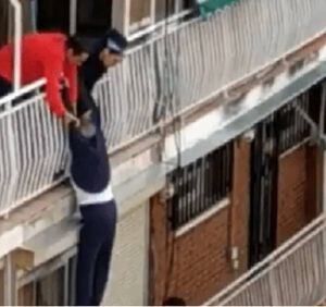 ¡Viral! En España un abuelito se cae de su balcón y es rescatado por todo sus vecinos