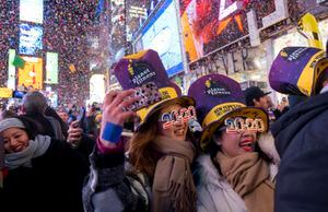 Besos, aplausos y pirotecnia para recibir el año en NYC