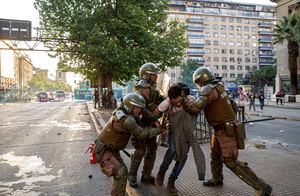 Disturbios en Chile dejan tres muertos; gobierno aumenta militarización