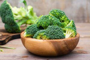 Aprenda um truque rápido para cortar brócolis e evitar desperdícios