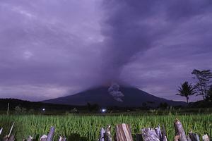 Miles de personas huyen de volcanes activos en Indonesia