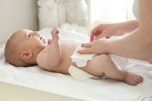 Peligrosos errores de los padres al cambiar el pañal del bebé