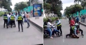 En video quedó registrado el momento en que motociclista se va a los golpes con agentes de tránsito