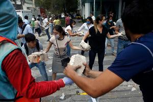 Las cadenas humanas de ayuda que le están mostrando al mundo lo fuerte que es México