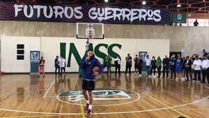 VIDEO: Juan Toscano trata de impresionar a jóvenes en clínica, pero falla sus dos clavadas