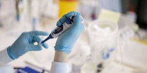 Coronavirus: vacuna de Oxford suspende pruebas luego de que paciente enfermó de algo grave