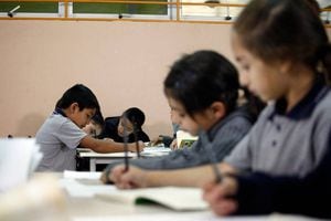 Estudio mundial de Educación cívica: Jóvenes chilenos son los que menos confían en instituciones públicas