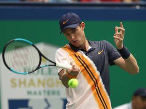 Nicolás Jarry tuvo que trabajar duro para vencer a Mischa Zverev en su debut en el Masters 1000 de Shanghai