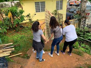Estudiantes de UPR en Bayamón reconstruyen casas de envejecientes