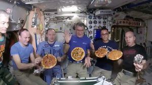 ¿Pizzas extraterrestres? Astronautas se divierten preparando pizzas sin gravedad