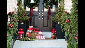 Ideas más creativas para decorar la puerta principal esta Navidad