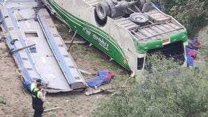 ¡Fatal accidente deja fallecidos y heridos! Bus interparroquial rodó por barranco de 200 metros en Salcedo